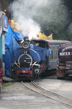 Le petit train de Darjeeling arrive… et c’est la pagaille !