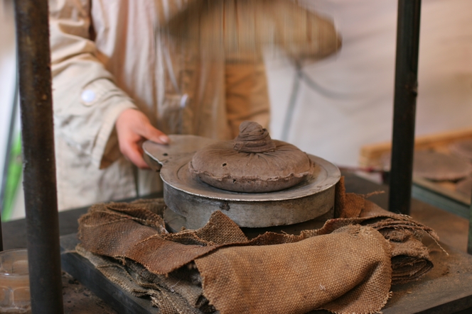 Une galette de Pu Erh est compressée mécaniquement