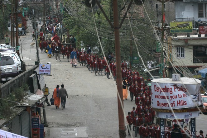 Sur Nehru Road, des écoliers en uniforme