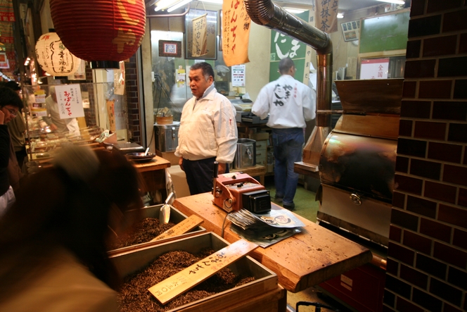 A Kyoto, une boutique de thé dans un marché couvert