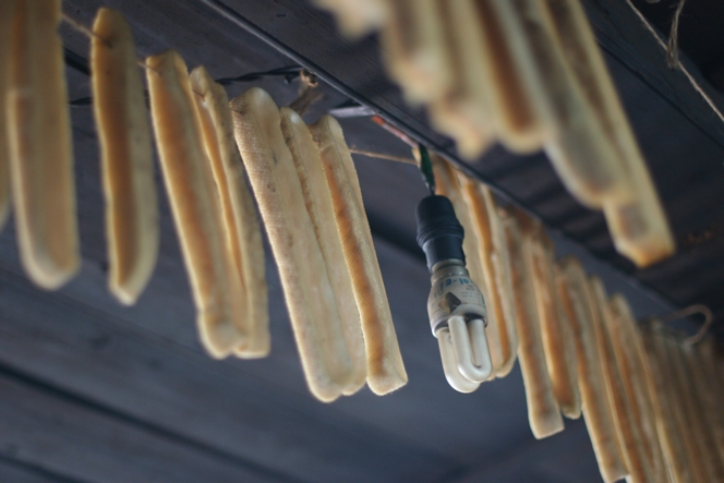 Au Népal, le fromage sèche comme du linge sur un fil