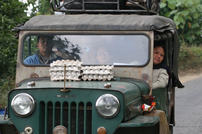 Boîte d’œufs posée sur un capot de Jeep à Darjeeling