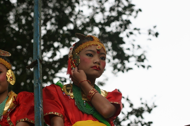 Danseuse de Darjeeling, prête à entrer en scène