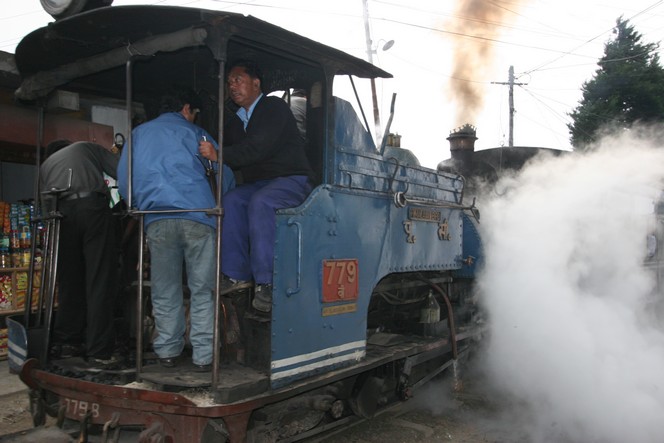 Le petit train de Darjeeling en pleine manœuvre