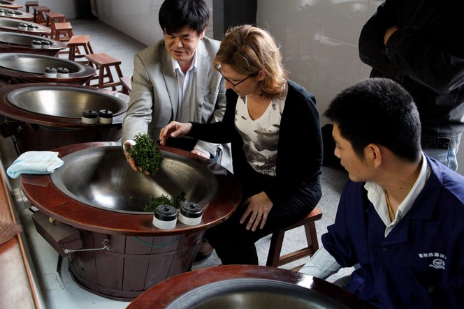 Carine Baudry en pleine élaboration de Long Jing