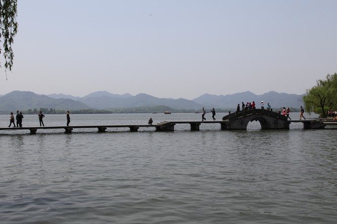 Le Lac de l’Ouest, haut lieu du tourisme chinois