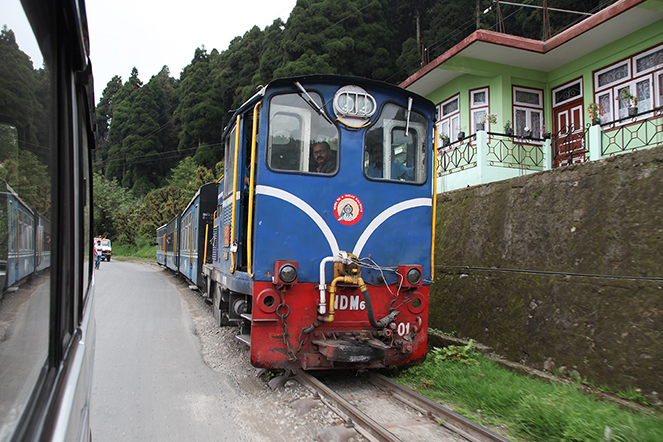 Le petit train de Darjeeling sait prendre son temps